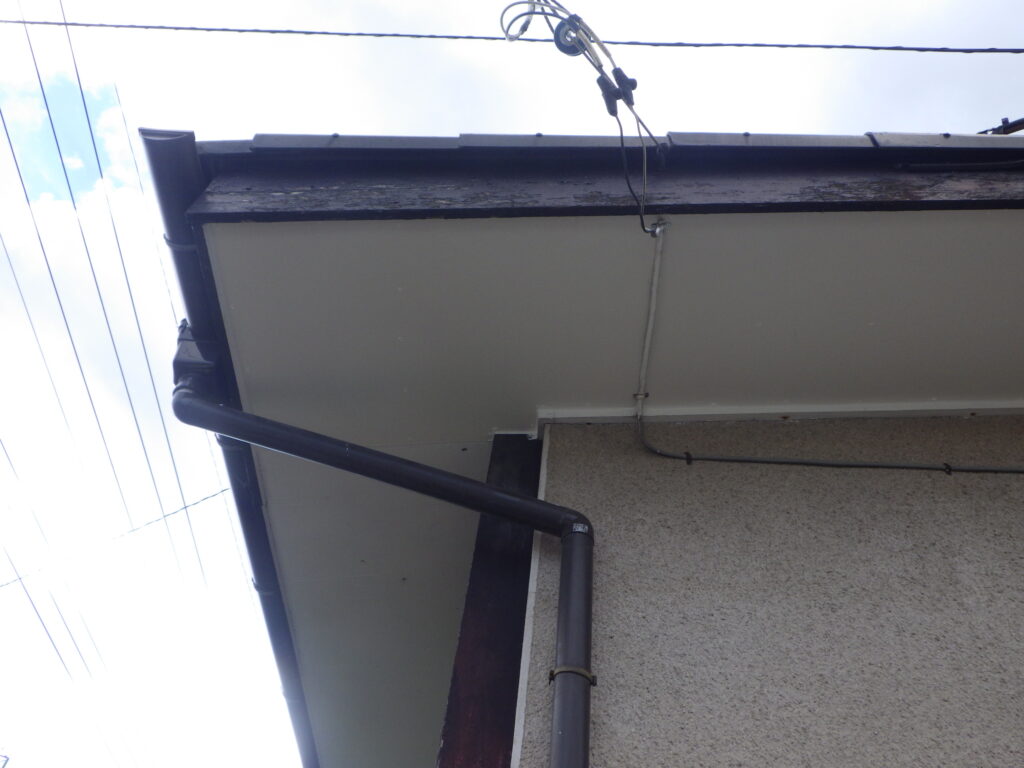 軒天の重ね貼りが終了しました