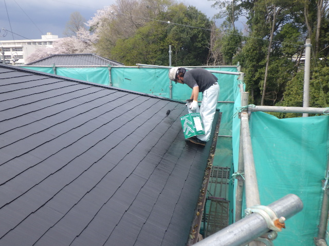 屋根上塗り塗装中です