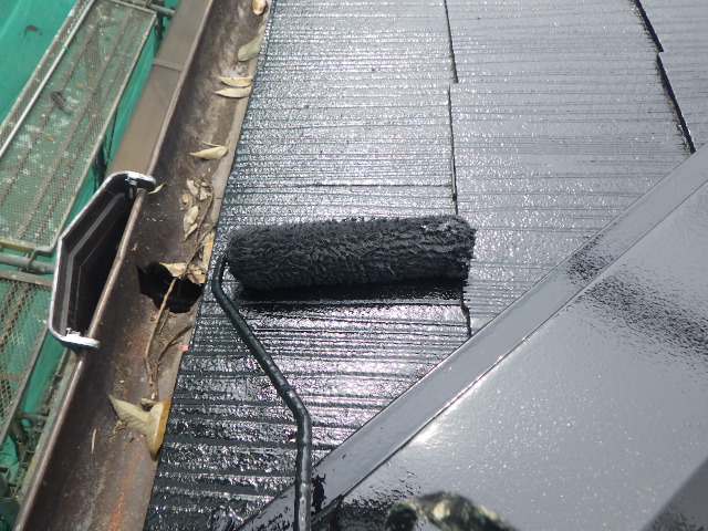 屋根上塗り塗装中です