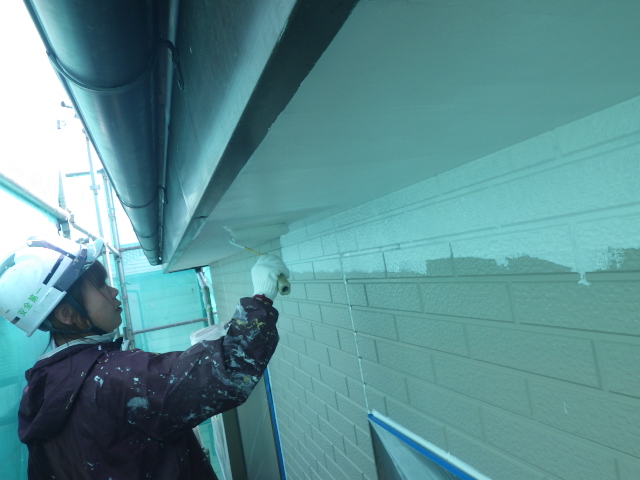 軒天１回目塗装中です