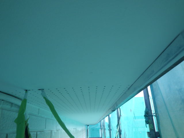 軒天１回目塗装終了です