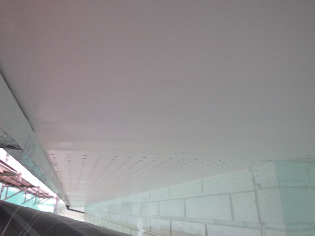 軒天２回目塗装終了です