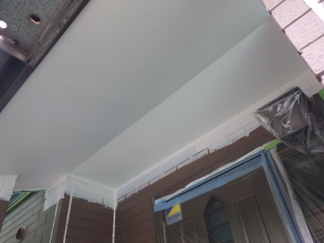 軒天２回目塗装終了です