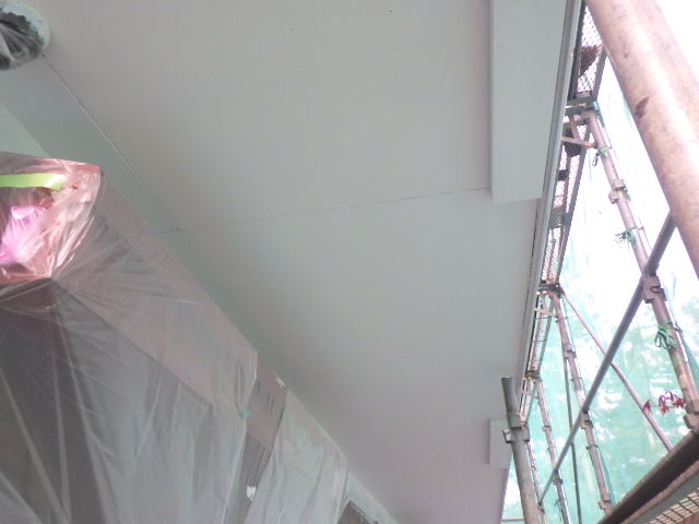 軒天２回目塗装終了です