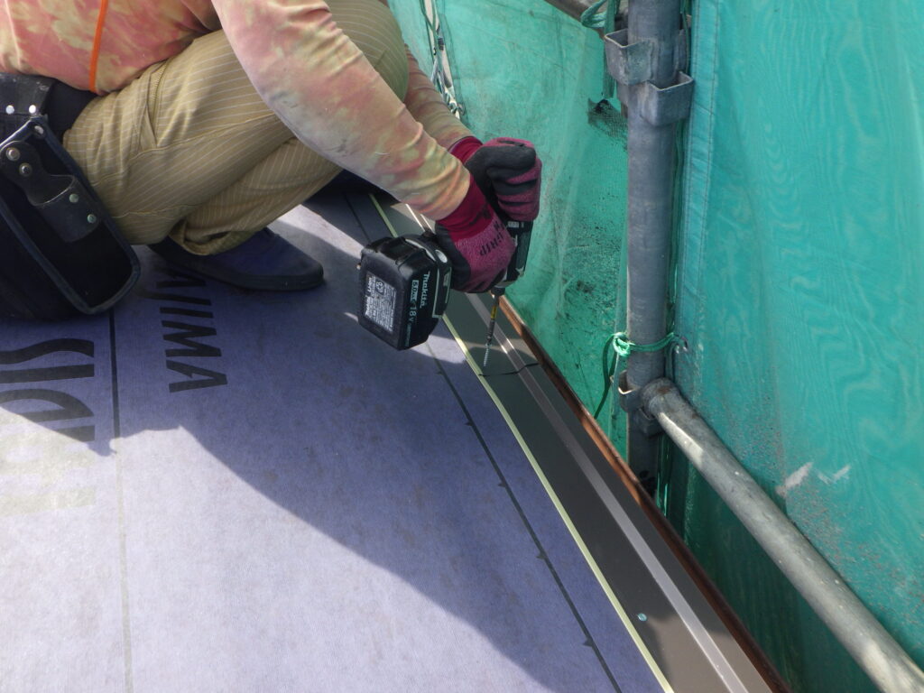 役物板金の取り付け中です