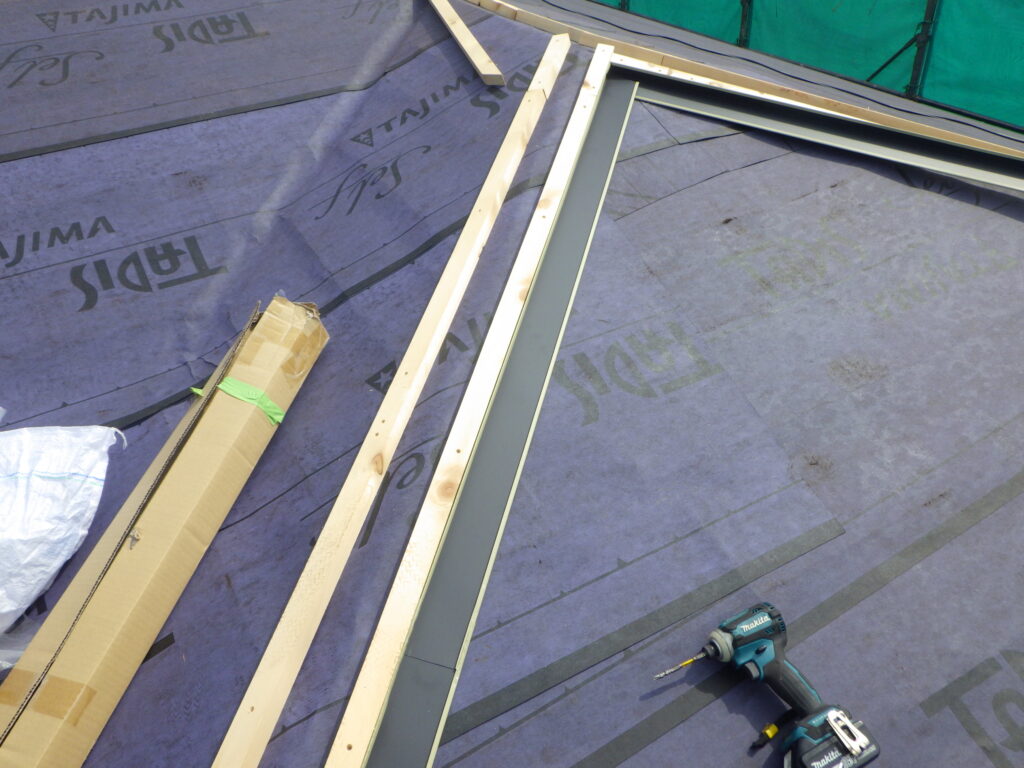 役物板金の取り付け中です