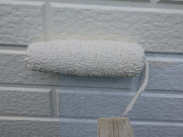 外壁中塗り塗装中です