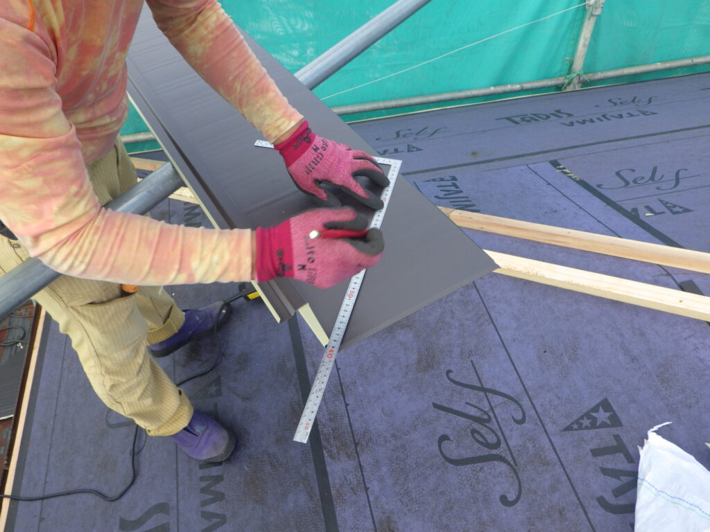 ルーフの加工中です