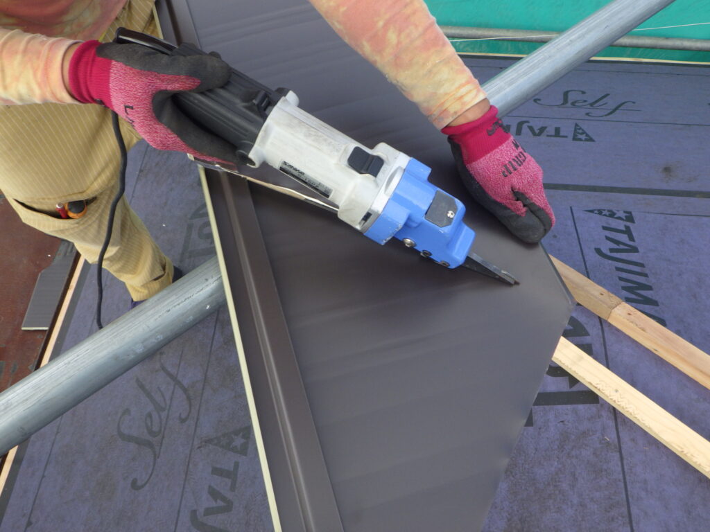 ルーフの加工中です