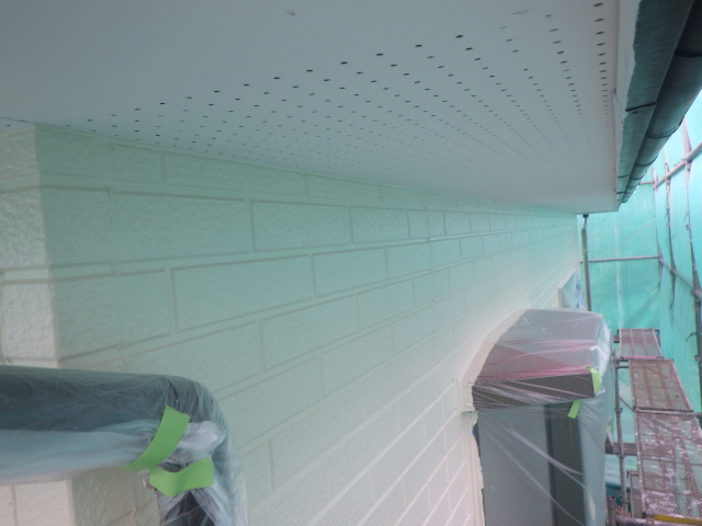 軒天取り合い塗装終了です