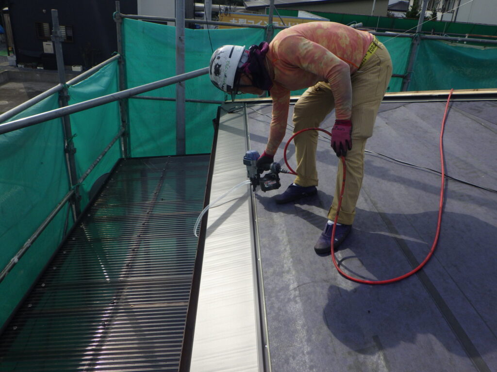 ルーフを固定しました