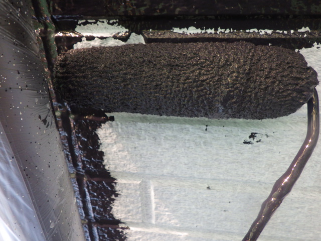 外壁の中塗り塗装中です