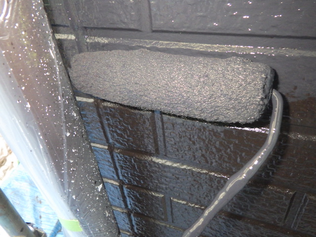 外壁の上塗り塗装中です