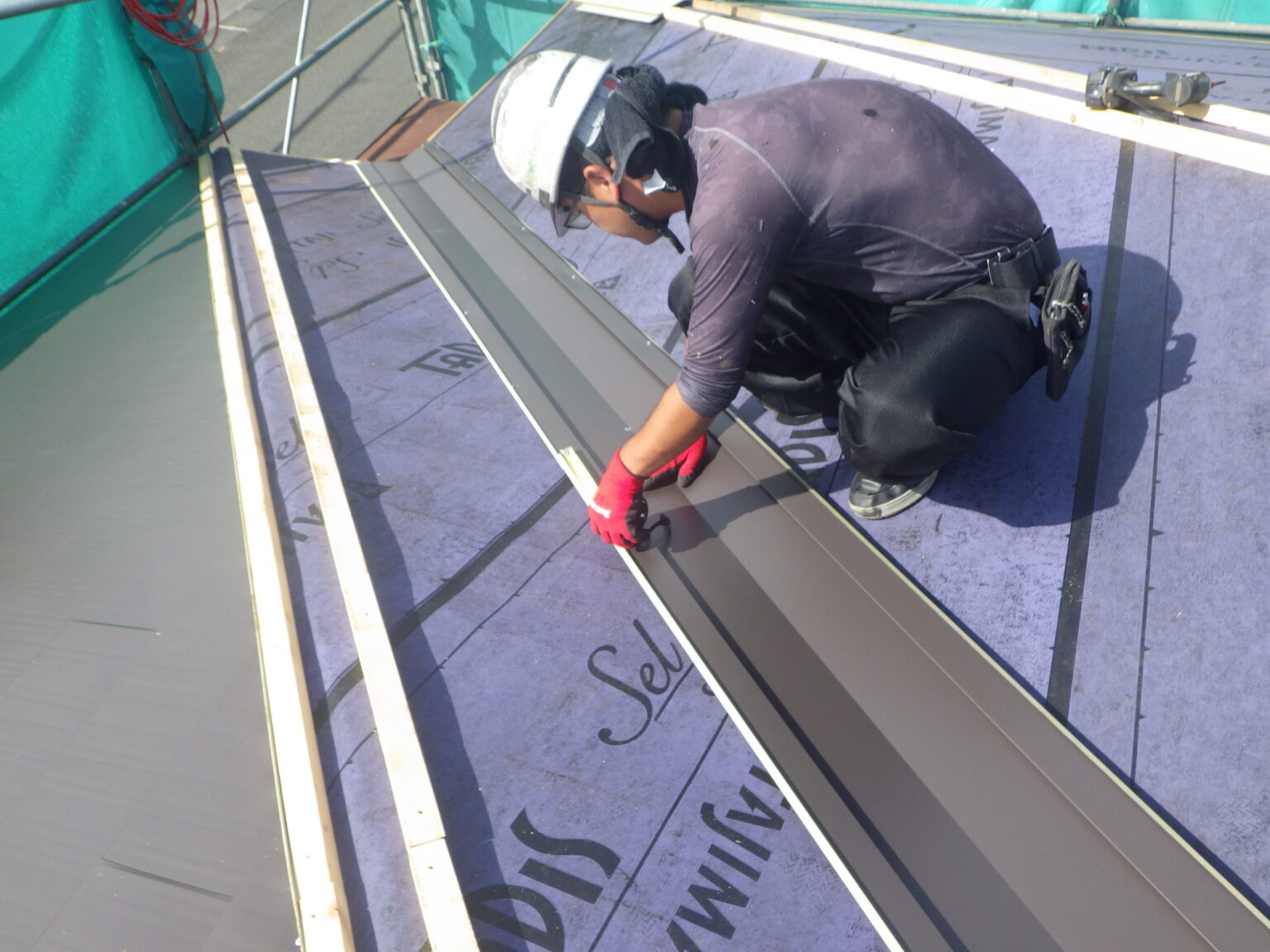 谷樋の取り付け中です