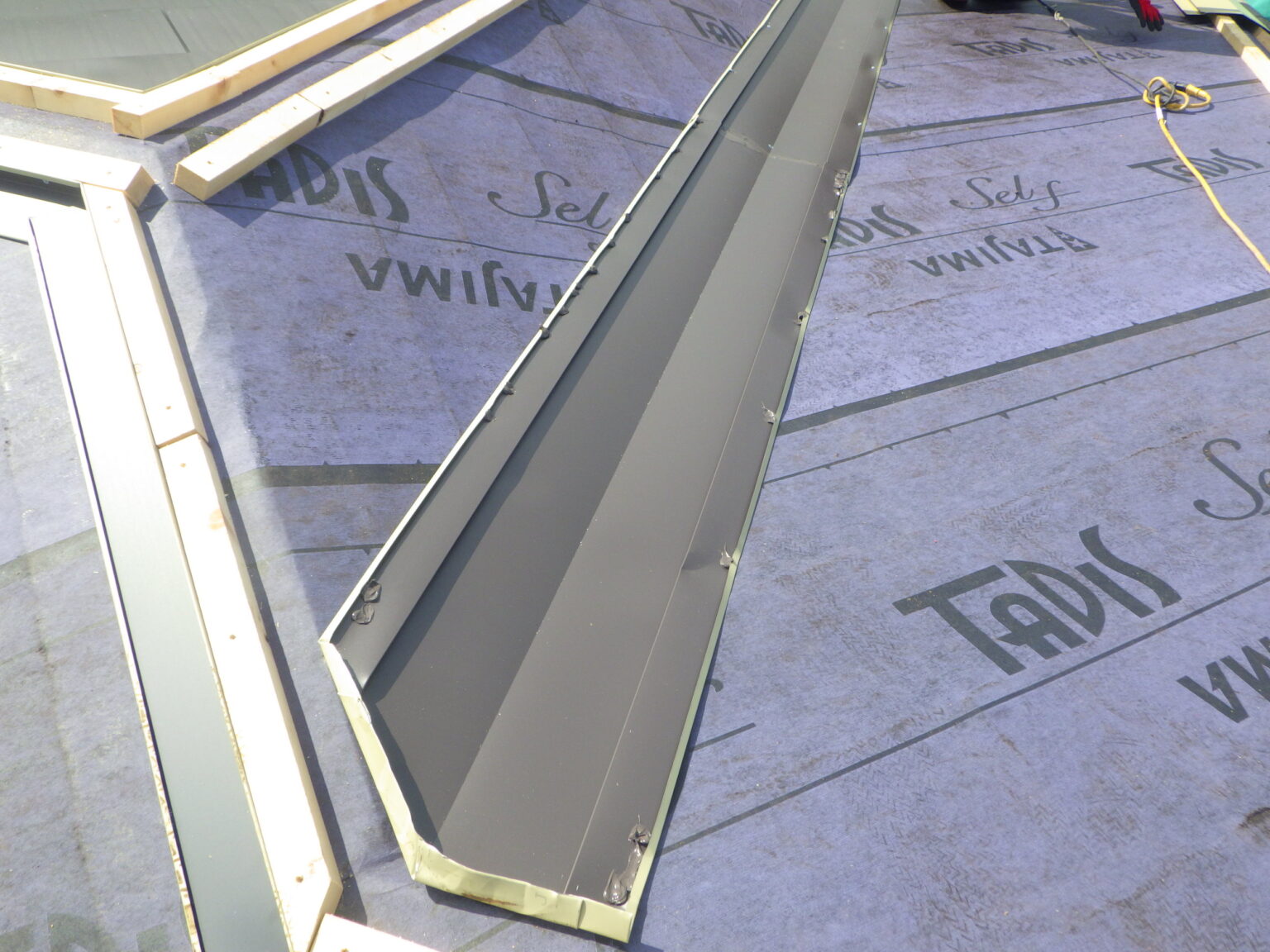 谷樋の取り付け終了です