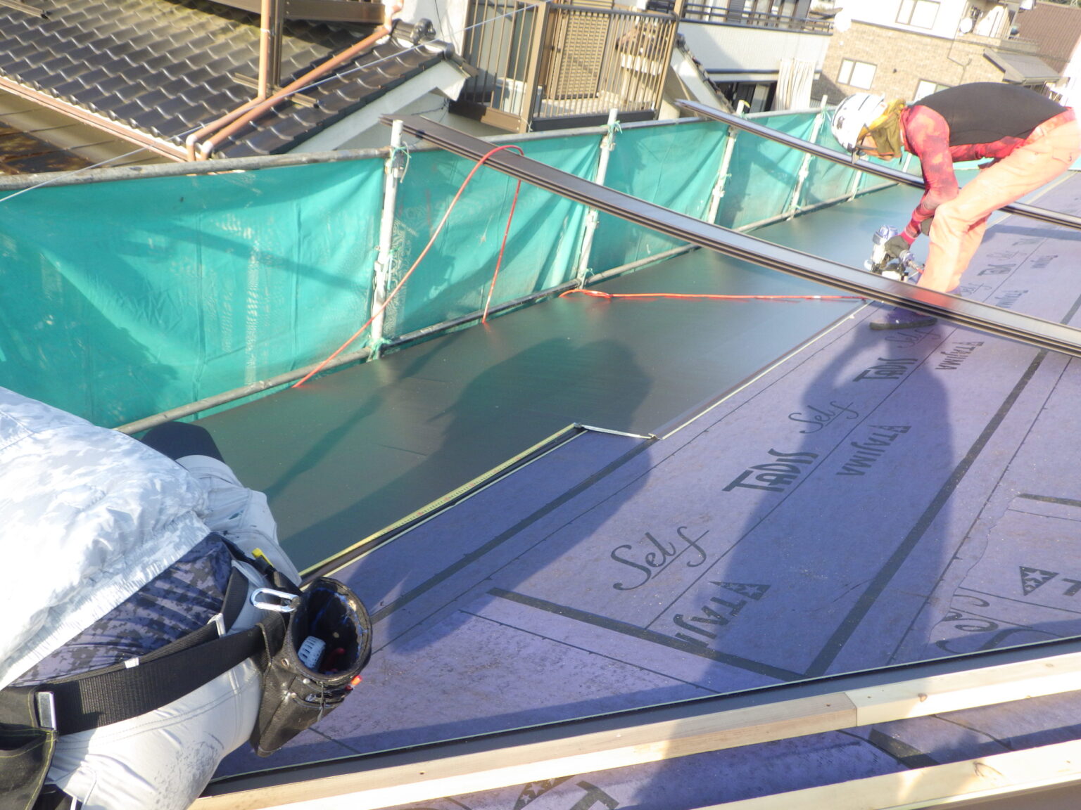 ルーフの貼り付け中です