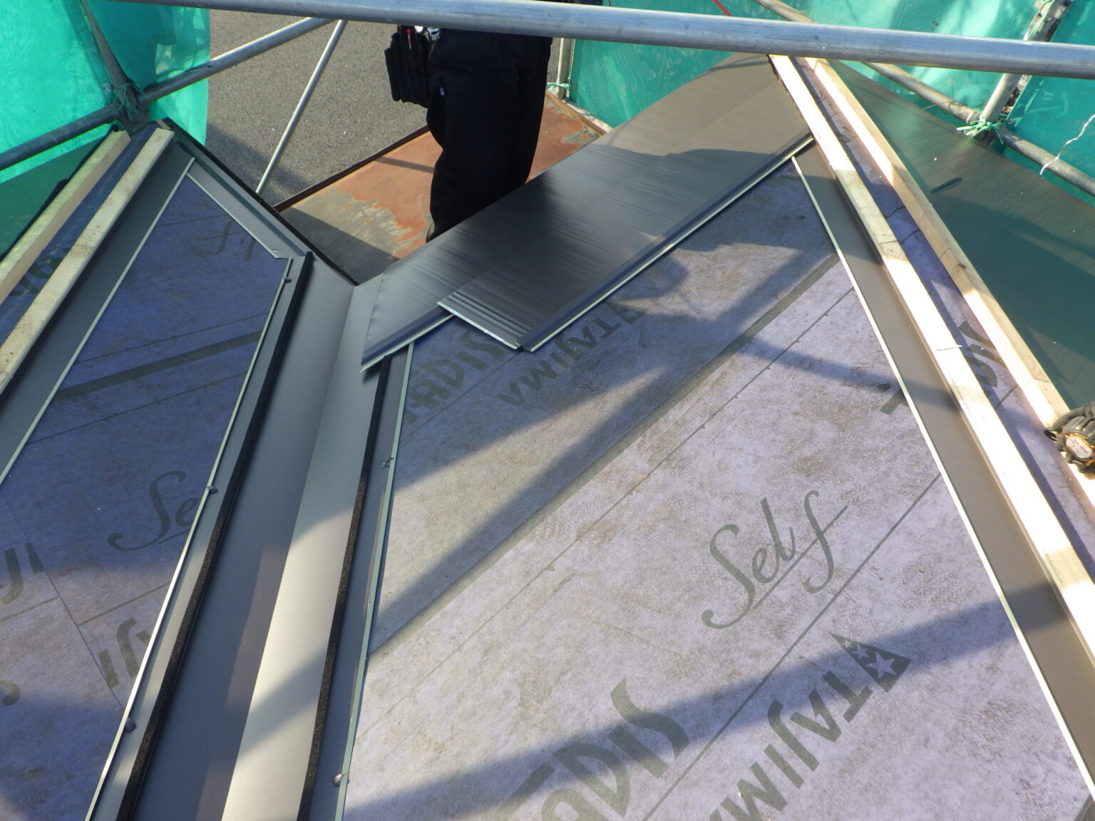 谷樋周りのルーフ貼り付け中です