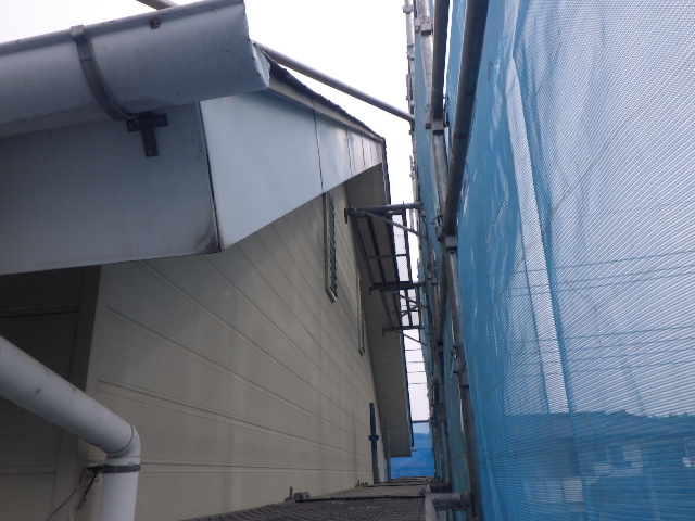 施工前の破風板金です