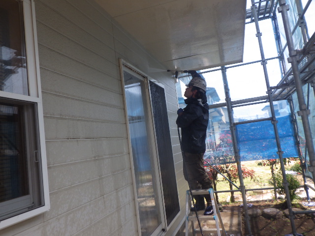 外壁塗装の高圧洗浄中です