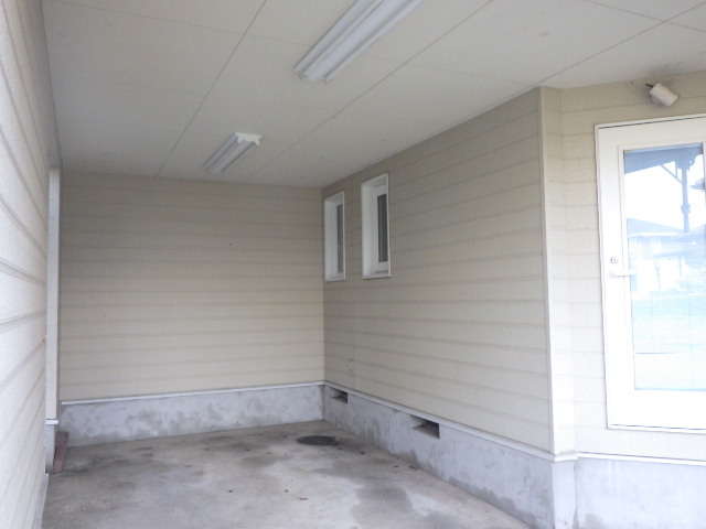 施工前の駐車場外壁です