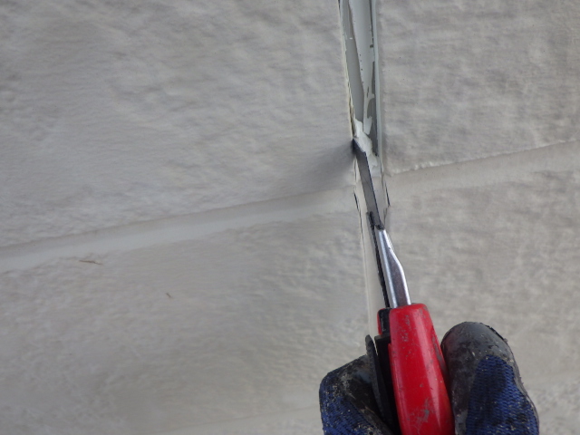 外壁目地の撤去中です