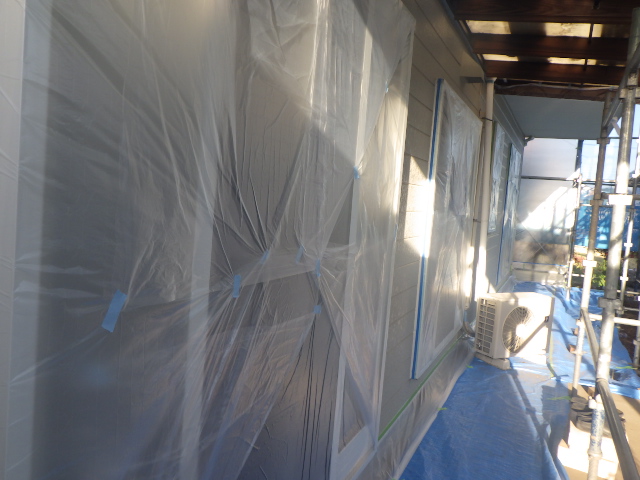 窓周りの養生をしました