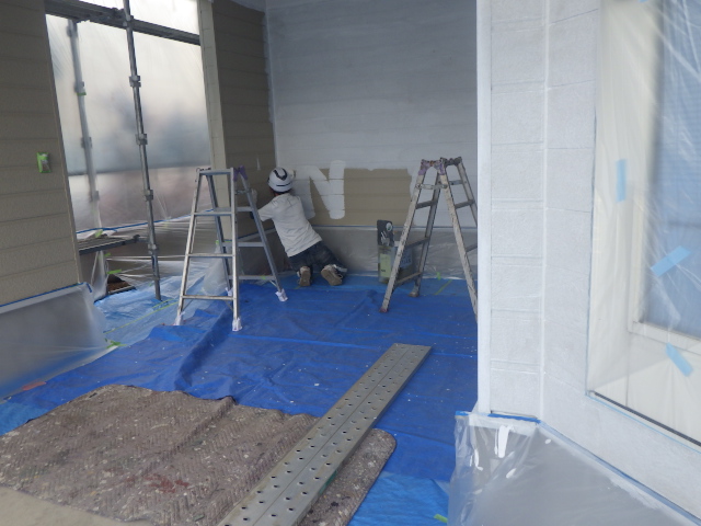 外壁下塗り中です