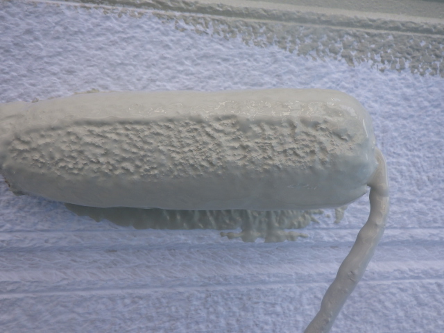 外壁中塗り中です