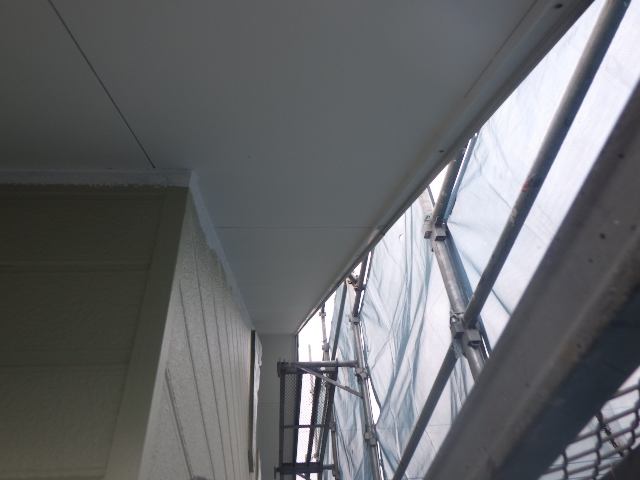 軒天１回目塗装終了です