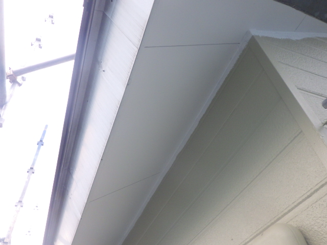 軒天２回目塗装終了です