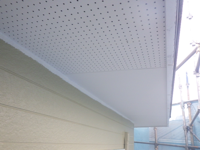 軒天２回目塗装終了です