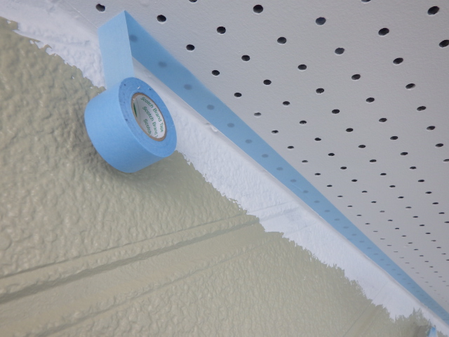 軒天取り合い塗装中です