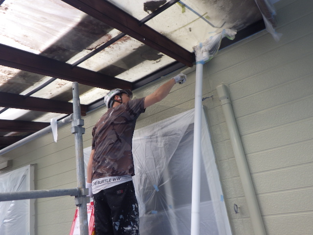 外壁上塗り中です