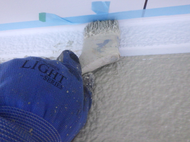 軒天取り合い塗装中です