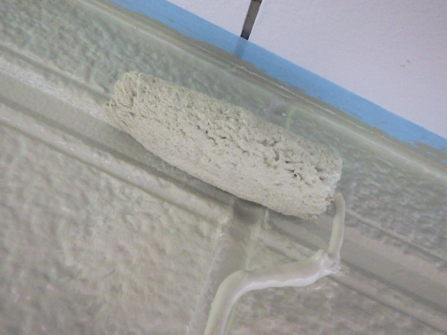 軒天取り合い塗装中です