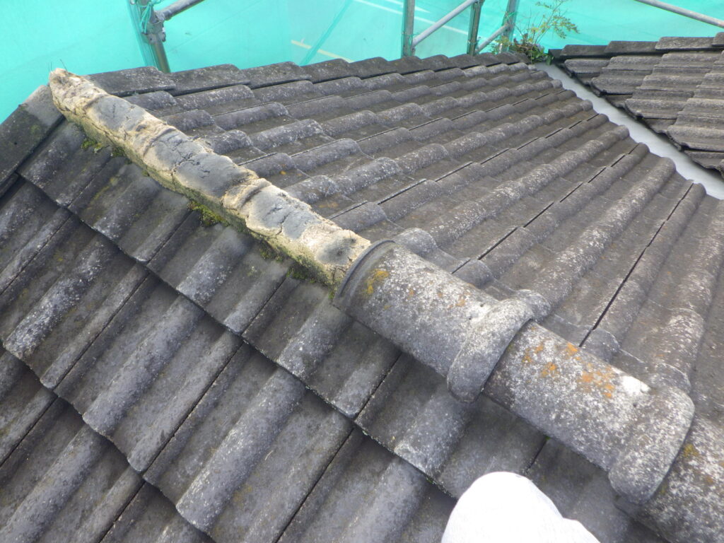 棟瓦の撤去中です