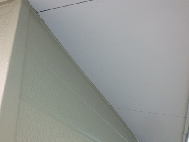 軒天取り合い塗装終了です