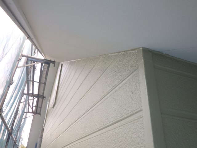 軒天取り合い塗装終了です