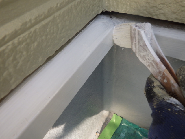 外壁付帯部塗装中です