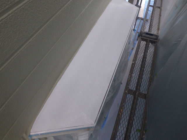 外壁付帯部塗装中です