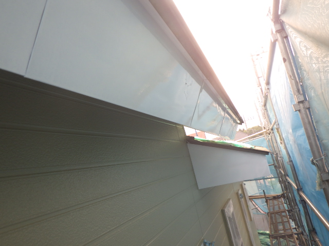 外壁付帯部塗装中です