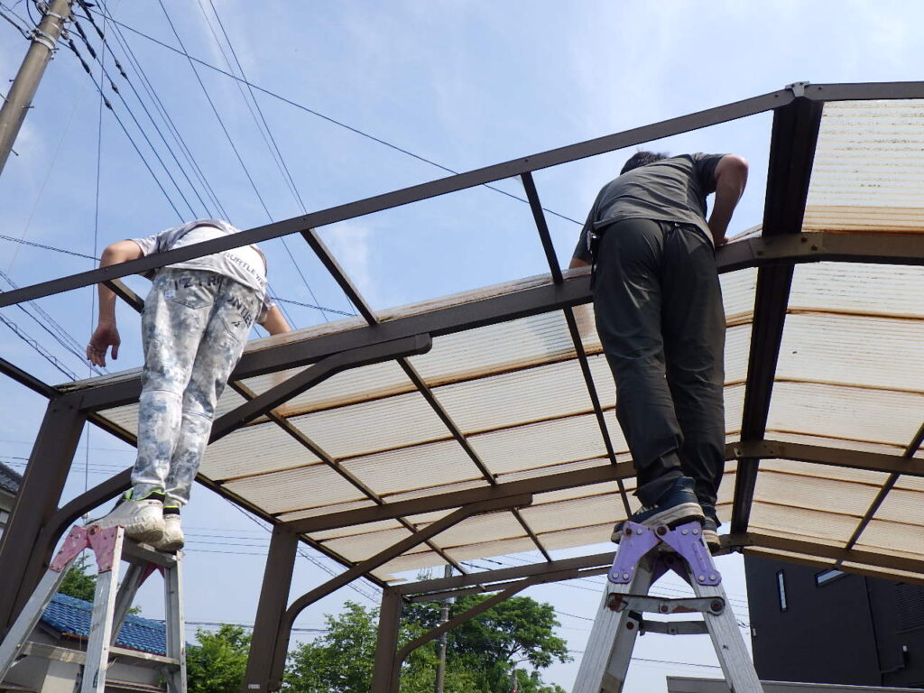 波板の撤去中です
