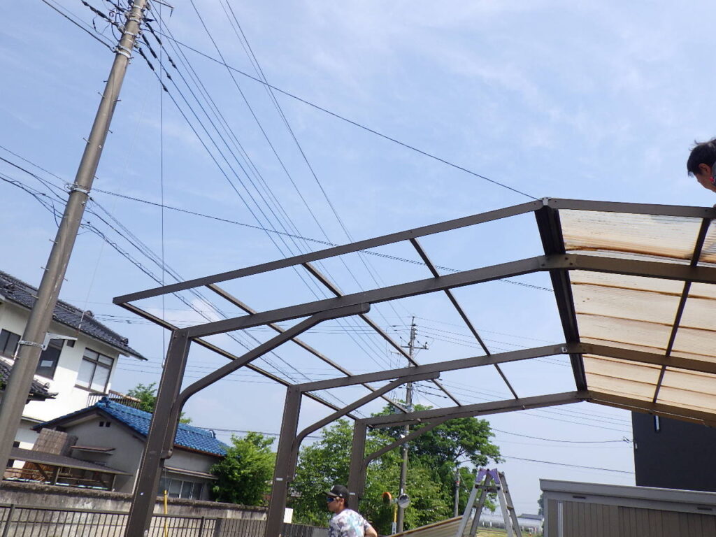 半分の波板撤去終了です