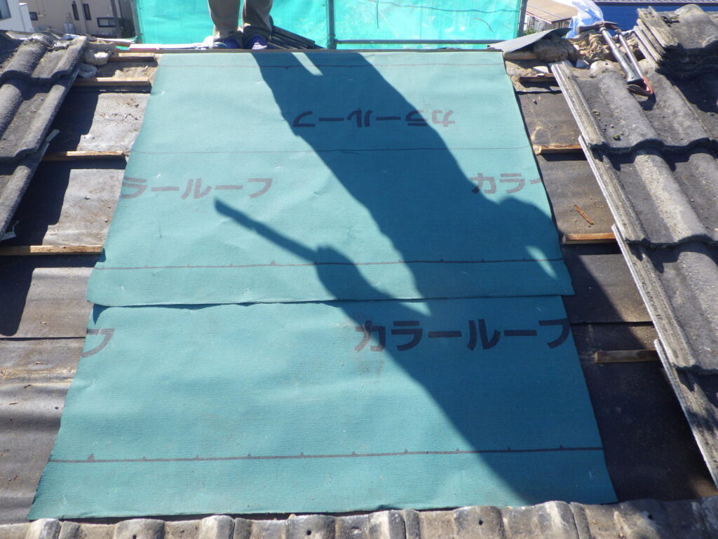 ルーフィングを貼り付けました