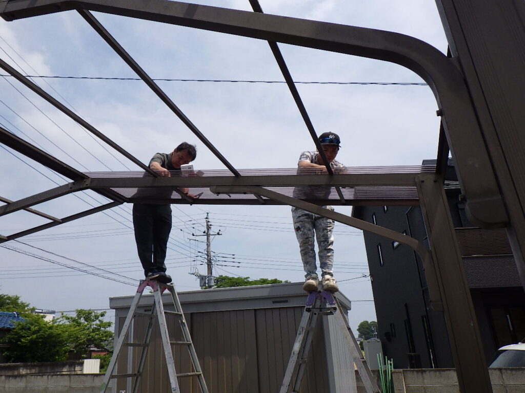 波板の取り付け中です