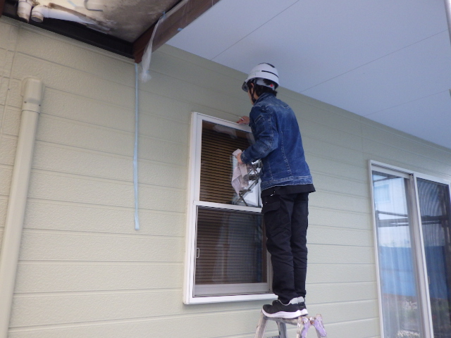 外壁塗装の補修中です