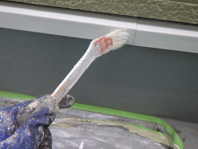 土台水切りの上塗り中です