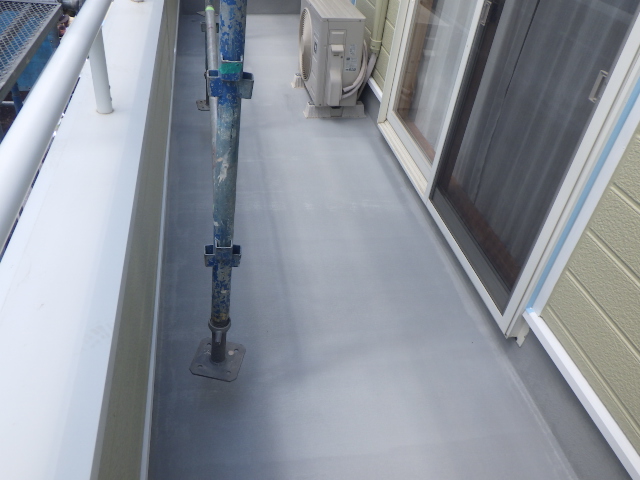 ベランダ防水塗装１回目終了です