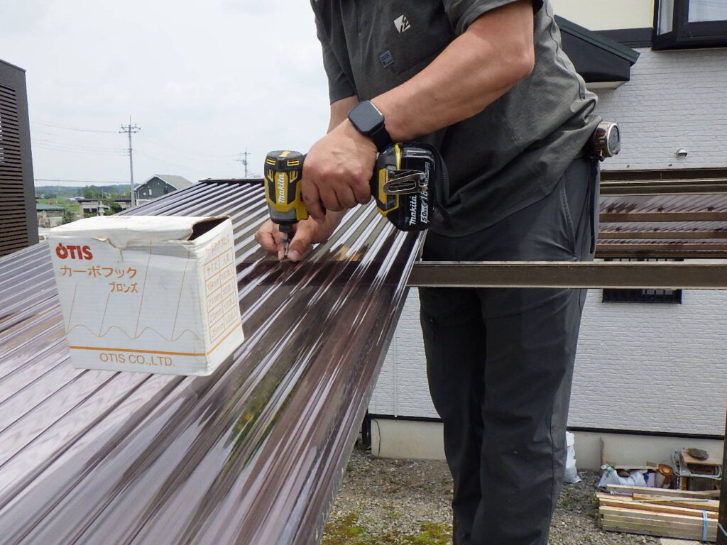 フック穴開け中です