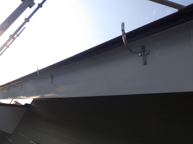 軒樋金具を取り付けました